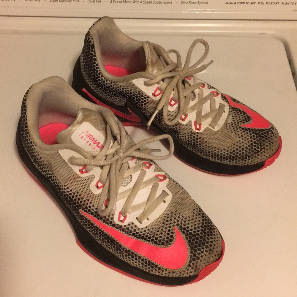 Nike AirMax Infuriate Youth size 6